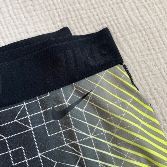 Women’s NIKE dri- fit leggings - Picture 2 of 3